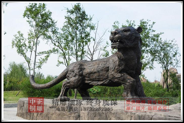 動物園老虎雕塑