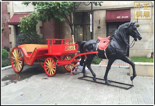 廣場馬拉車雕塑